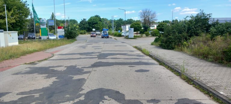 Baufällige Straße im Gewerbegebiet Handelsstraße, Schwedt, die auf einen Infrastruktur-Boost wartet