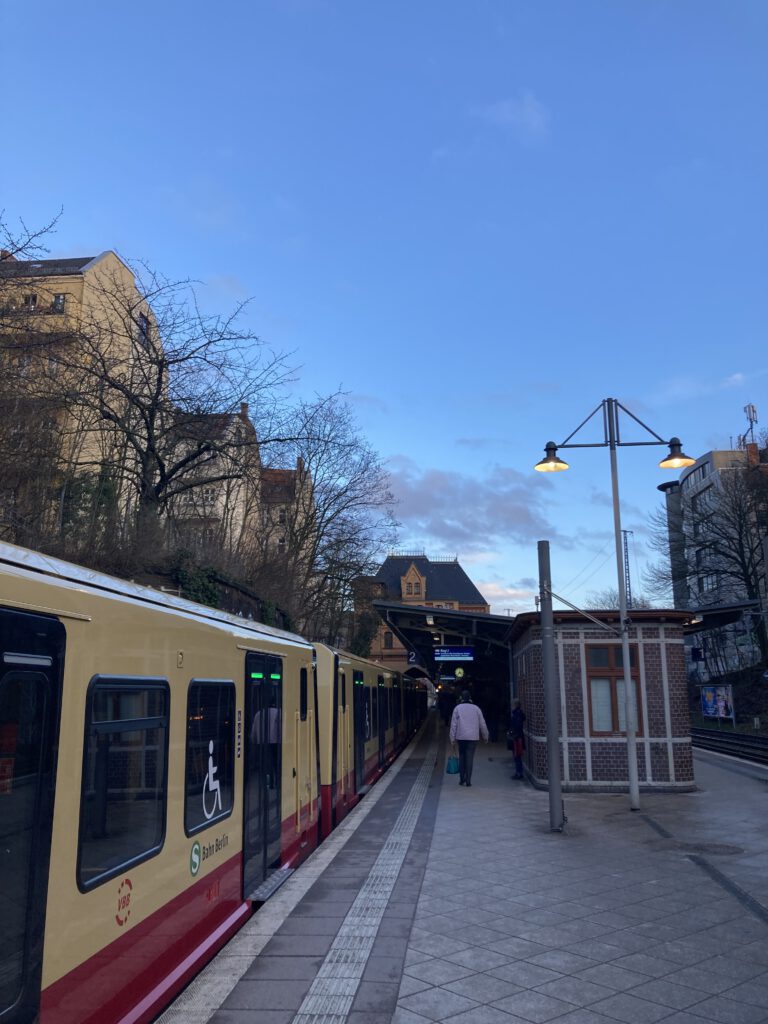 S-Bahn-Haltestelle Prenzlauer Allee (außen) in unmittelbarer Nähe zum großen Saal der Bezirksverordnetenversammlung Pankow, die sich mit dem Klimaschutzkonzept befasst
