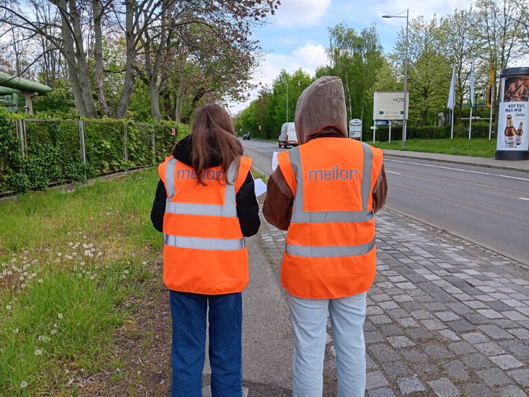 Zwei Menschen mit Warnwesten