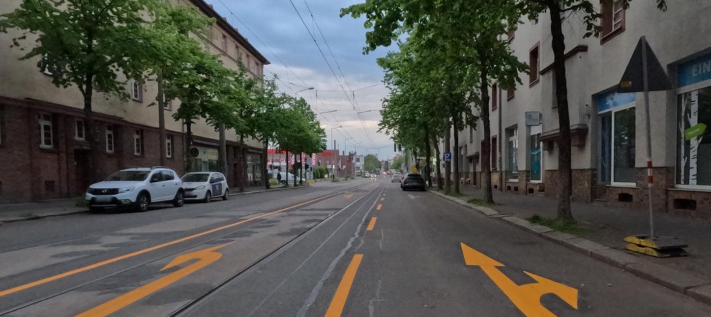Foto: Eine innerstädtische Straße mit Fahrspuren für Tram und Auto