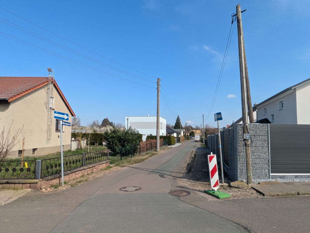 Blick in eine Einbahnstraße. Hier sind Baumaßnahmen für Hausanschlüsse geplant.