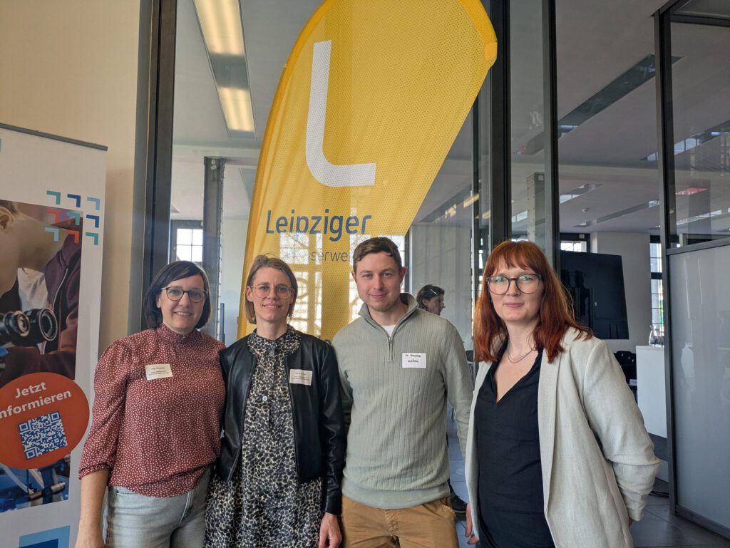 Vier Mitarbeitende auf der Infomesse